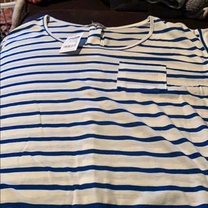 Hi-lo stripped t-shirt. Button closure on back.